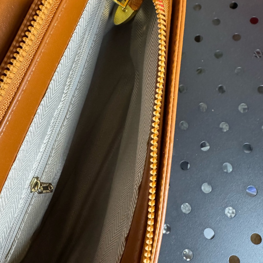 Elegant Tan Leather Shoulder Bag - Picture 4 of 6
